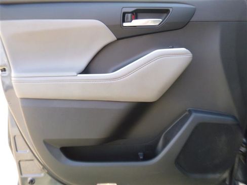 Used 2022 Toyota Highlander XLE AWD/4WD image 19