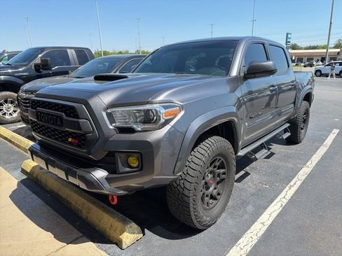 Used 2017 Toyota Tacoma TRD Sport AWD/4WD image 2