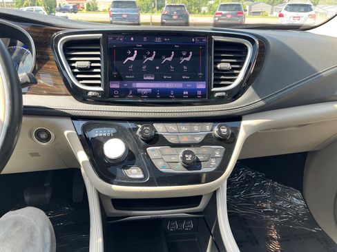Used 2021 Chrysler Pacifica Limited w/ Premium & Safety Sphere Group AWD/4WD image 23