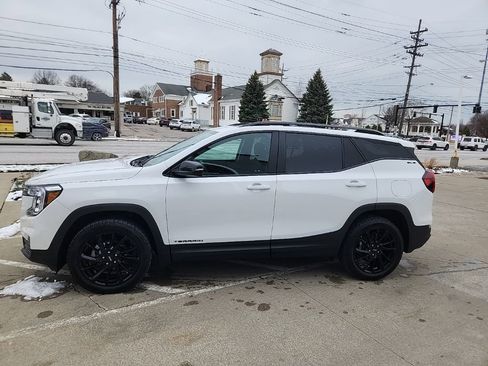 Used 2023 GMC Terrain SLE w/ Driver Convenience Package image 10