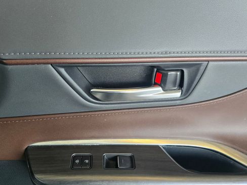 Used 2021 Toyota Venza Limited image 10