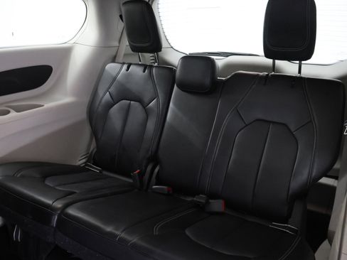 Used 2024 Chrysler Pacifica Touring-L FWD image 10