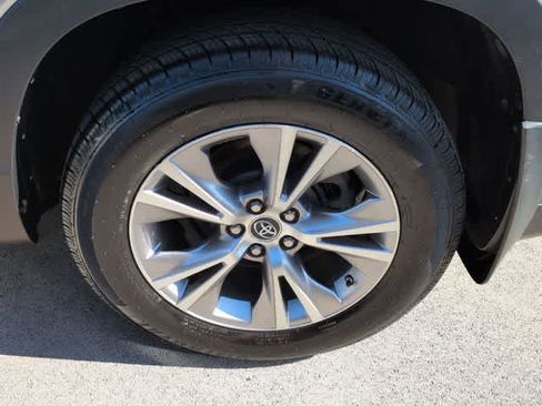 Used 2016 Toyota Highlander Plus AWD/4WD image 14