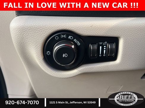 Used 2022 Chrysler Pacifica Touring-L image 21