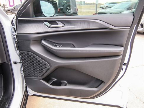 New 2025 Jeep Grand Cherokee L Altitude image 19