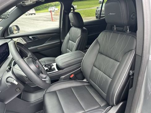Used 2025 Buick Enclave Avenir AWD/4WD image 15