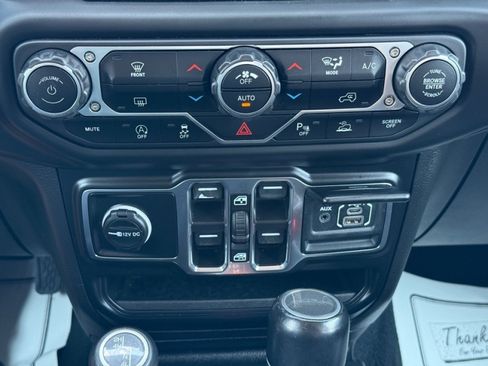 Used 2023 Jeep Gladiator Overland AWD/4WD image 16