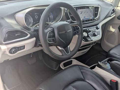 Used 2022 Chrysler Pacifica Touring-L AWD/4WD image 11