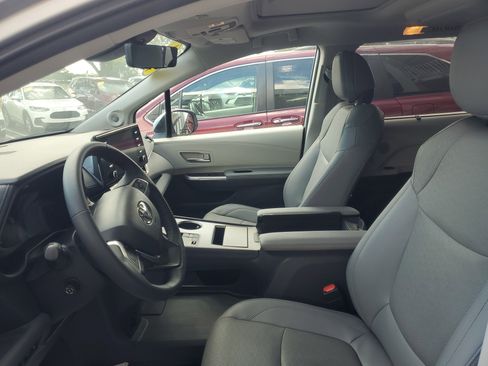 Certified 2024 Toyota Sienna Limited image 12