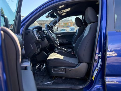 Used 2022 Toyota Tacoma TRD Off-Road w/ Technology Package image 9