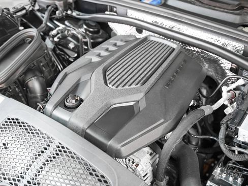 Certified 2025 Porsche Macan Turbo image 12