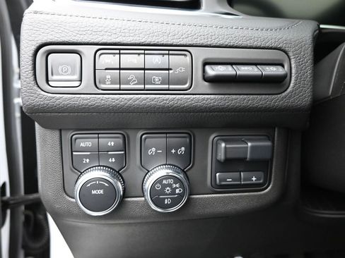 Used 2022 GMC Yukon Denali w/ Denali Premium Package image 24