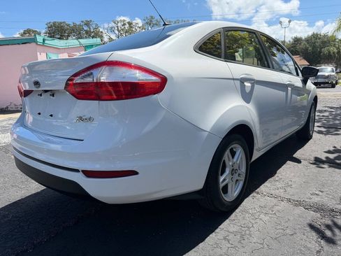 Used 2018 Ford Fiesta SE FWD image 2