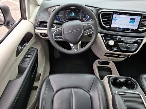 Used 2023 Chrysler Pacifica Touring-L FWD image 22