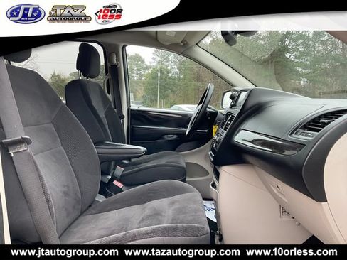 Used 2018 Dodge Grand Caravan SE w/ UConnect Hands-Free Group FWD image 12