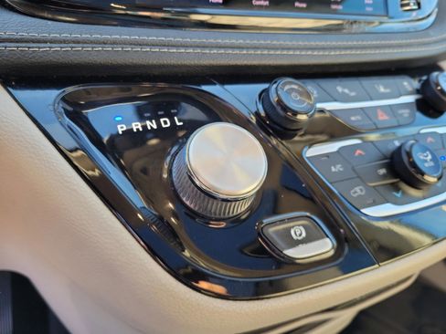 Used 2021 Chrysler Pacifica Touring-L image 28