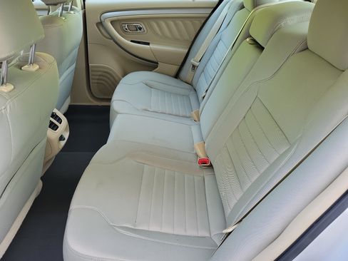 Used 2018 Ford Taurus SE FWD image 12