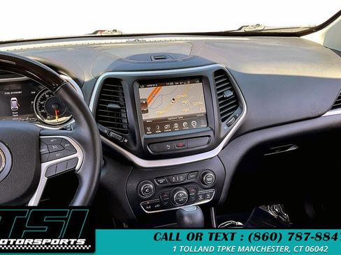 Used 2017 Jeep Cherokee Overland image 6