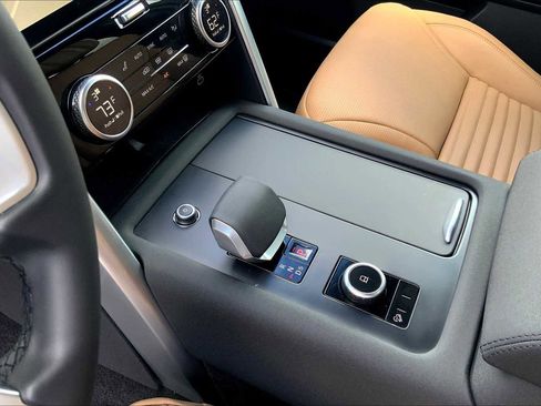 New 2025 Land Rover Discovery Dynamic SE image 7