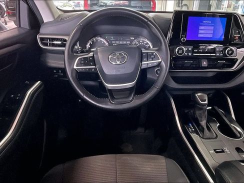 Used 2025 Toyota Highlander LE FWD image 5