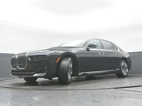 Used 2023 BMW i7 xDrive60 AWD/4WD image 31