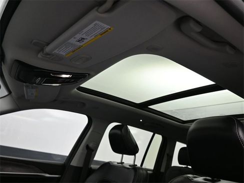 Used 2024 Jeep Grand Cherokee Limited w/ Black Appearance Package image 10