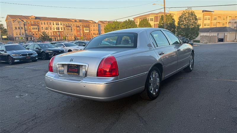 Used 2004 Lincoln Town Car Ultimate RWD image 14