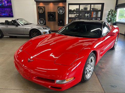 Used 2001 Chevrolet Corvette Coupe w/ Preferred Equipment Group2 RWD image 2