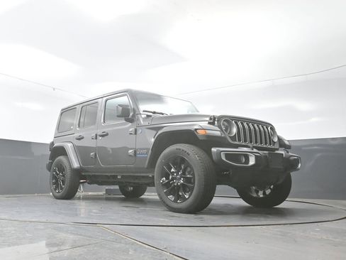 Used 2025 Jeep Wrangler Unlimited Sahara w/ Safety Group image 25