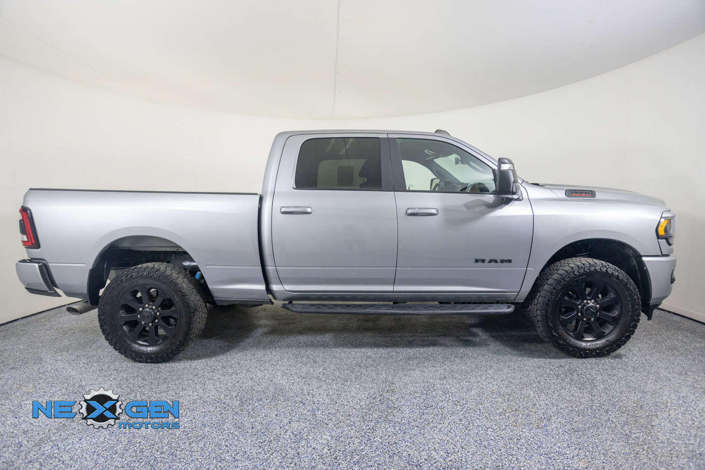 Used 2024 RAM 2500 Big Horn w/ Night Edition AWD/4WD image 9