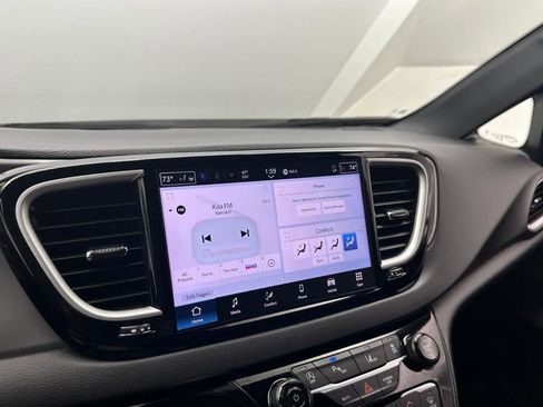 Used 2025 Chrysler Pacifica Limited image 13