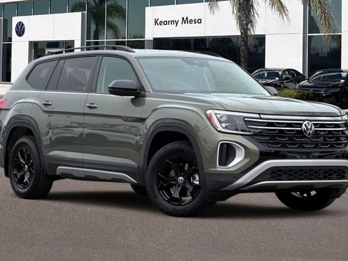 New 2025 Volkswagen Atlas Peak Edition SE image 2