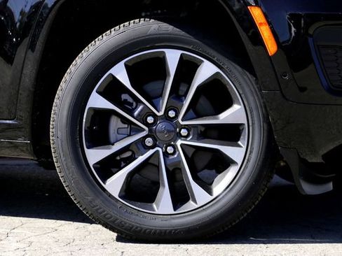 New 2025 Jeep Grand Cherokee L Overland w/ Luxury Tech Group IV image 2