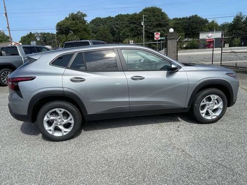New 2026 Chevrolet Trax LS w/ LS Convenience Package FWD image 2