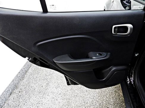 Used 2021 Hyundai Venue SE w/ Cargo Package FWD image 9