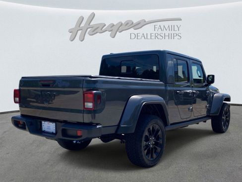 Used 2025 Jeep Gladiator Sport AWD/4WD image 3