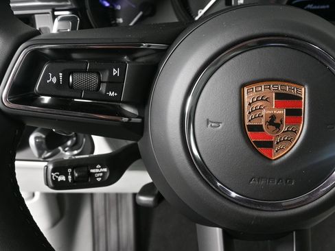 Certified 2025 Porsche Macan image 9