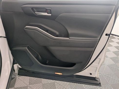 Used 2023 Toyota Highlander XLE image 35
