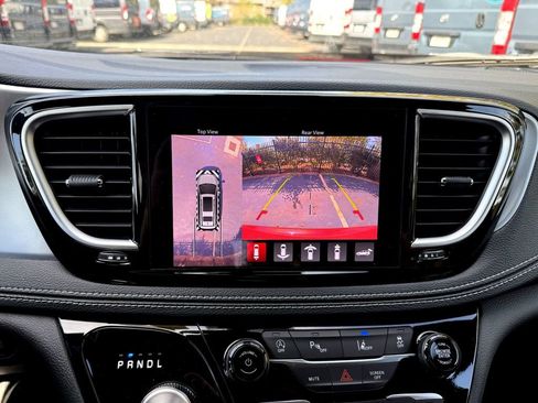 New 2026 Chrysler Pacifica Limited w/ Uconnect Theater Family Group FWD image 26