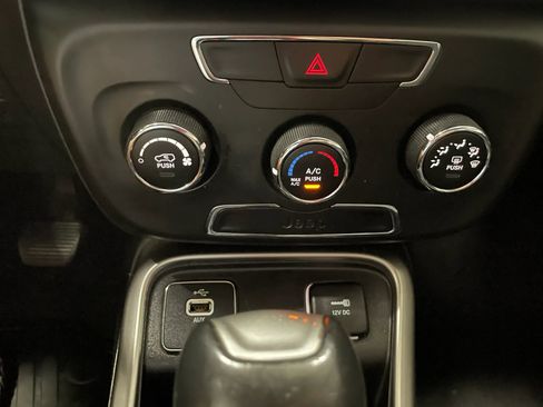 Used 2017 Jeep Compass Latitude FWD image 34