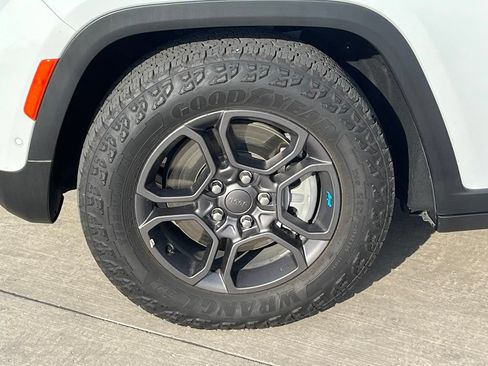 Used 2025 Jeep Grand Cherokee Trailhawk w/ Advanced Protech Group II AWD/4WD image 7