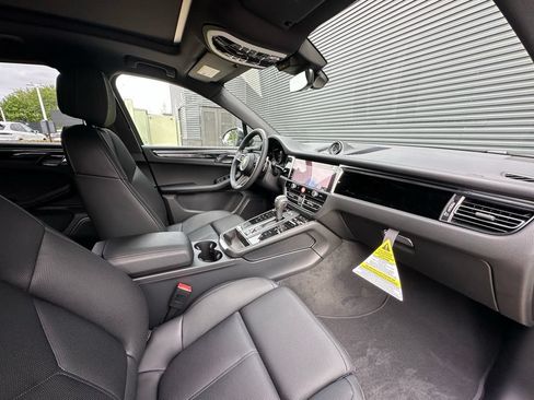 Used 2026 Porsche Macan AWD/4WD image 40