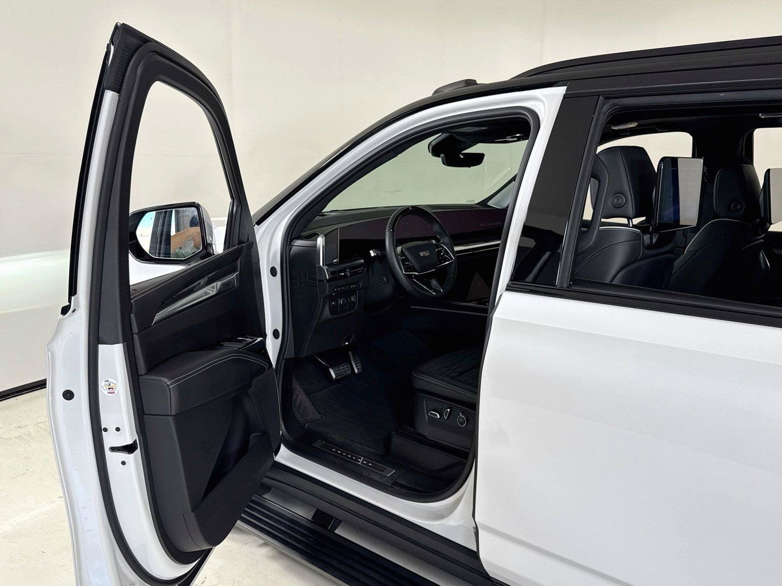 Used 2025 Cadillac Escalade V w/ LPO, ONYX Package AWD/4WD image 11