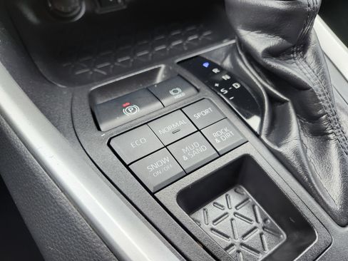 Used 2019 Toyota RAV4 XLE w/ All Weather Liner Package AWD/4WD image 9