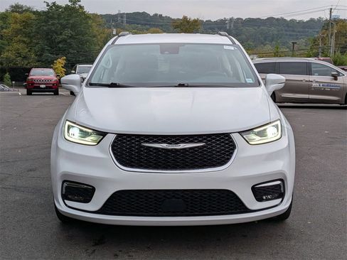 Certified 2022 Chrysler Pacifica Touring-L image 10