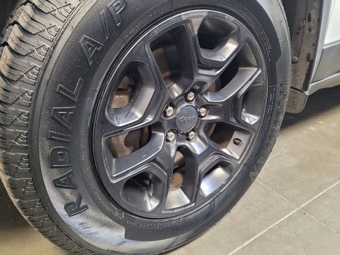 Used 2019 Jeep Cherokee Trailhawk image 31