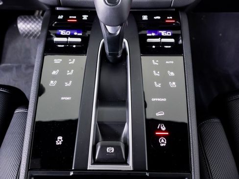 Certified 2026 Porsche Macan AWD/4WD image 17