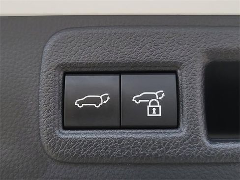 Used 2024 Toyota Venza Nightshade image 11