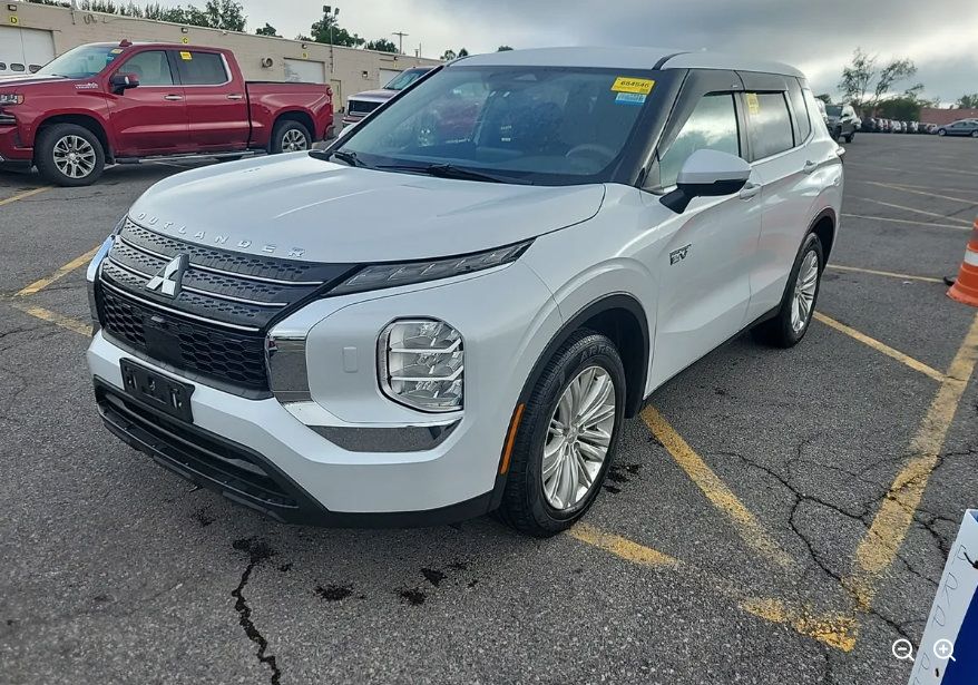 Used 2023 Mitsubishi Outlander ES AWD/4WD image 2