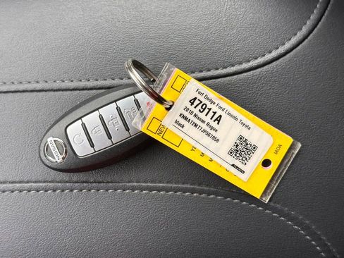 Used 2018 Nissan Rogue SV w/ Premium Package FWD image 38